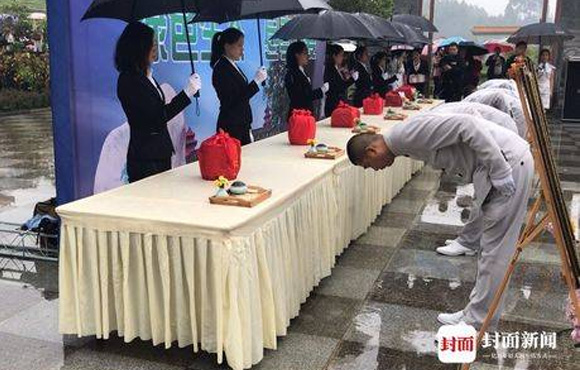 落葉歸根 融于自然 一場(chǎng)特別的樹(shù)葬儀式在成都金沙陵園舉行